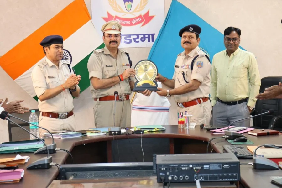Koderma Police Awarded For Fast Passport Verification Work