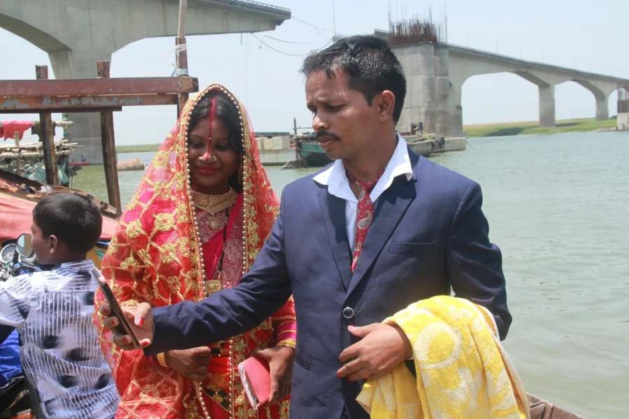 विक्रमशिला पुल हादसे के बाद नवदंपती का गंगा सफर